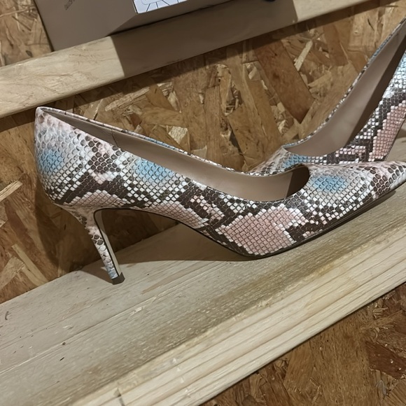 Beautiful multi colour snake print look heels - Picture 4 of 4